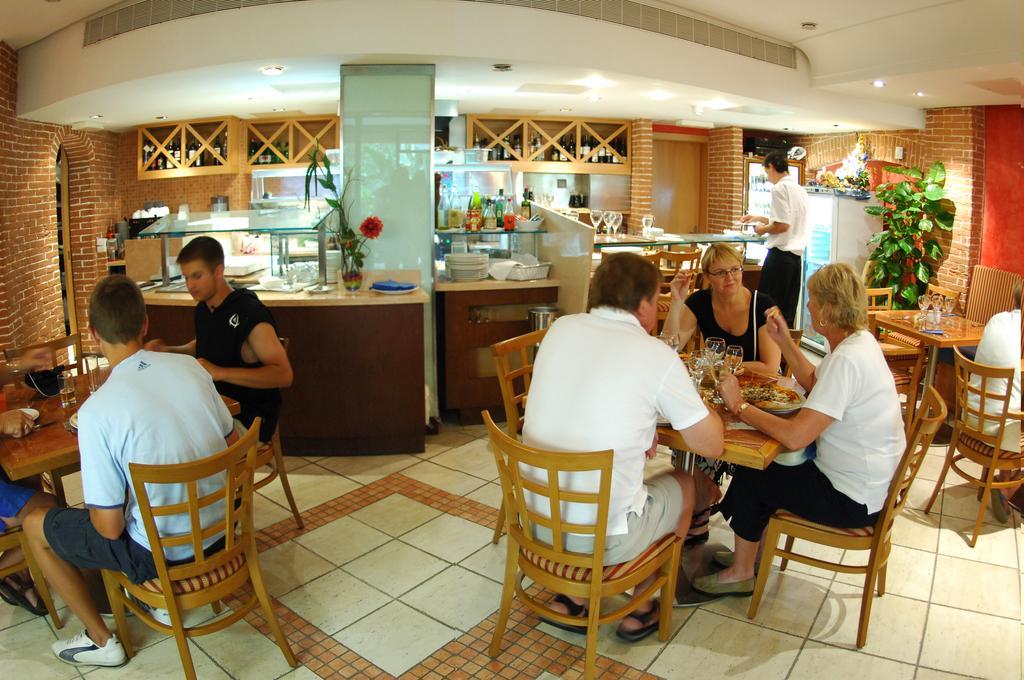 Fortina Spa Resort สลีมา ร้านอาหาร รูปภาพ A restaurant in a hotel