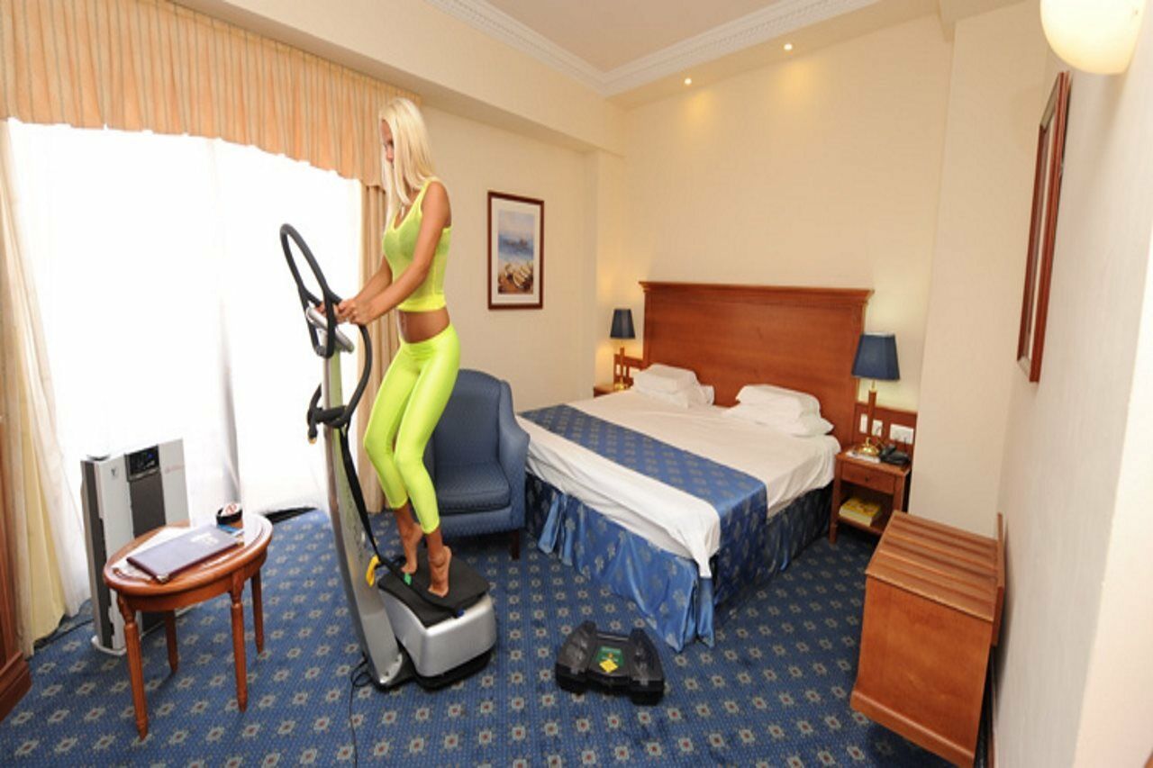 Fortina Spa Resort สลีมา ภายนอก รูปภาพ A woman on an elliptical trainer